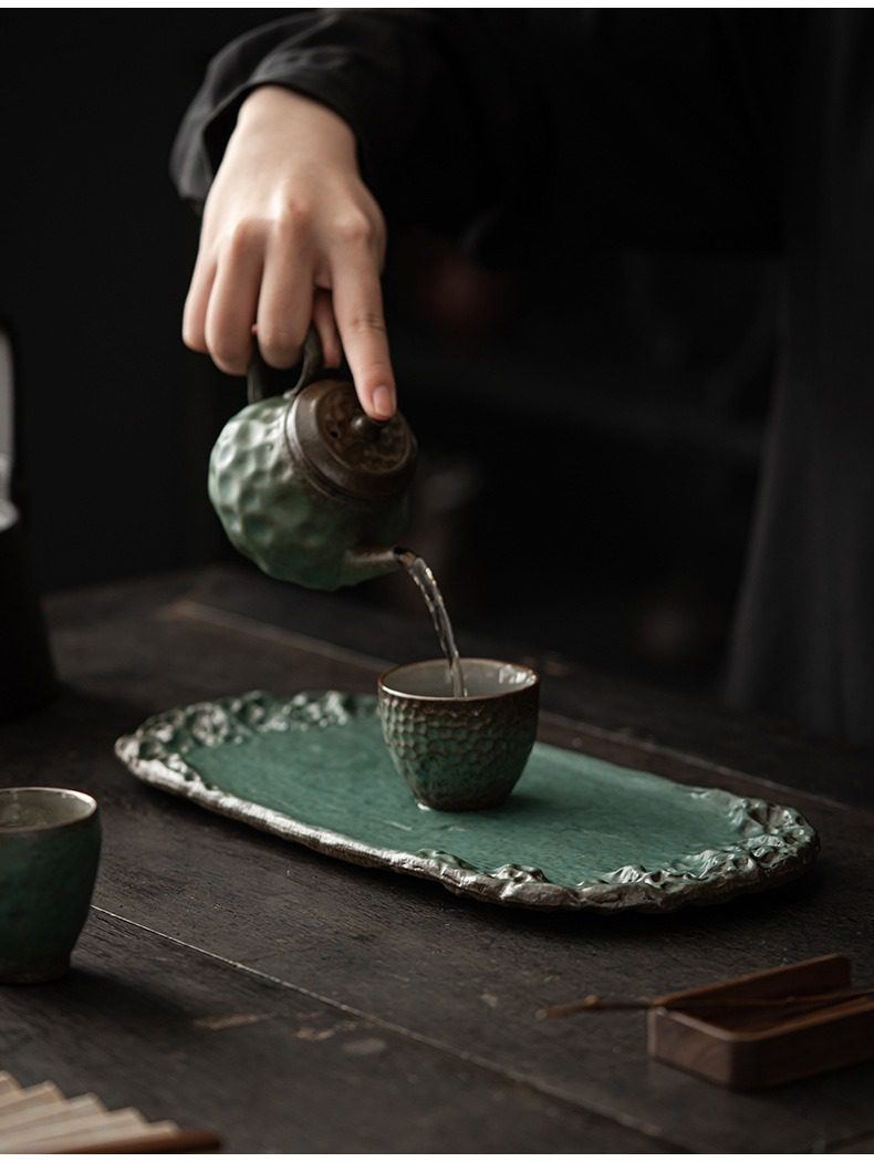 窯變青野泥芳乾泡茶盤，南山居手工錘紋深綠釉茶壺，搭配同系列茶杯、茶盤，呈現質樸禪意。