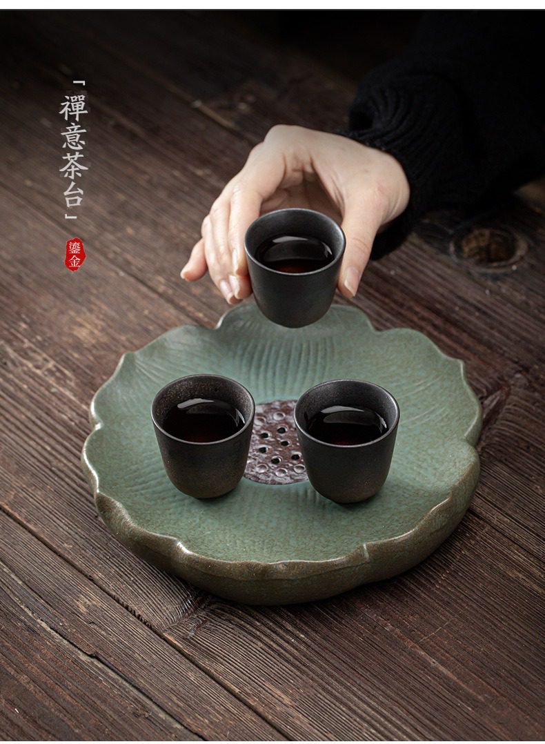 窯變青野壺承，南山居手作禪意黑釉茶杯與蓮葉茶盤套組，質樸溫潤的黑陶茶具與翠綠蓮葉盤，展現東方茶道美學。
