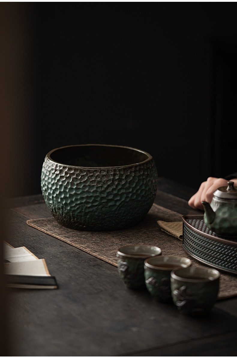 窯變青野茶洗，南山居手作粗陶墨綠錘紋茶碗，器型渾厚圓潤，釉色深邃，展現獨特茶器之美。