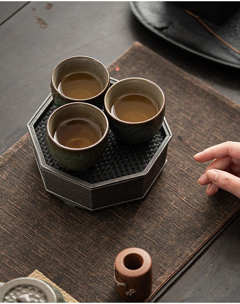 窯變青野品茗杯，南山居手工粗陶茶杯組，三只斑駁綠釉茶盞，搭配精緻六邊形茶盤，展現優雅茶席。