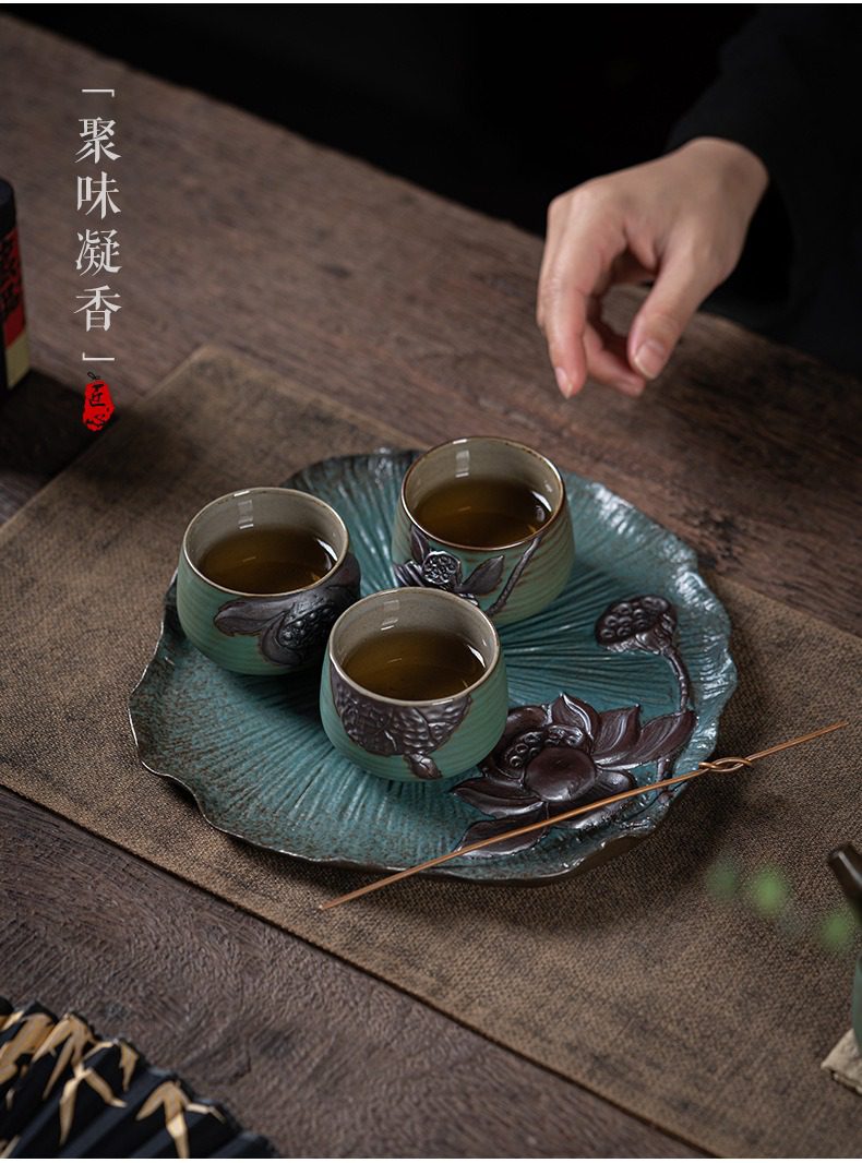 窯變青野圓容品茗杯套組，南山居手工蓮花陶瓷茶杯組，包含三個蓮瓣紋茶杯、蓮葉茶盤與蓮花茶具座，展現禪意茶席美學。