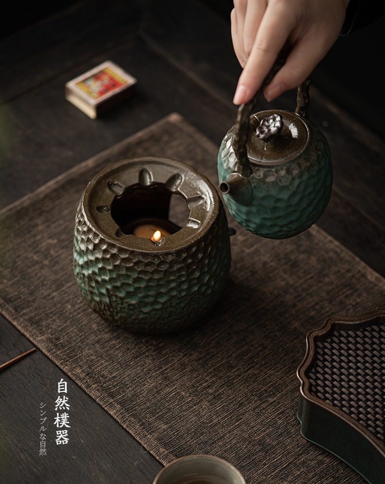 窯變青野溫茶爐，南山居手工粗陶提樑壺與溫茶爐套組，壺身與爐身皆有獨特槌目紋理，釉色青綠古樸，展現禪意茶道美學。