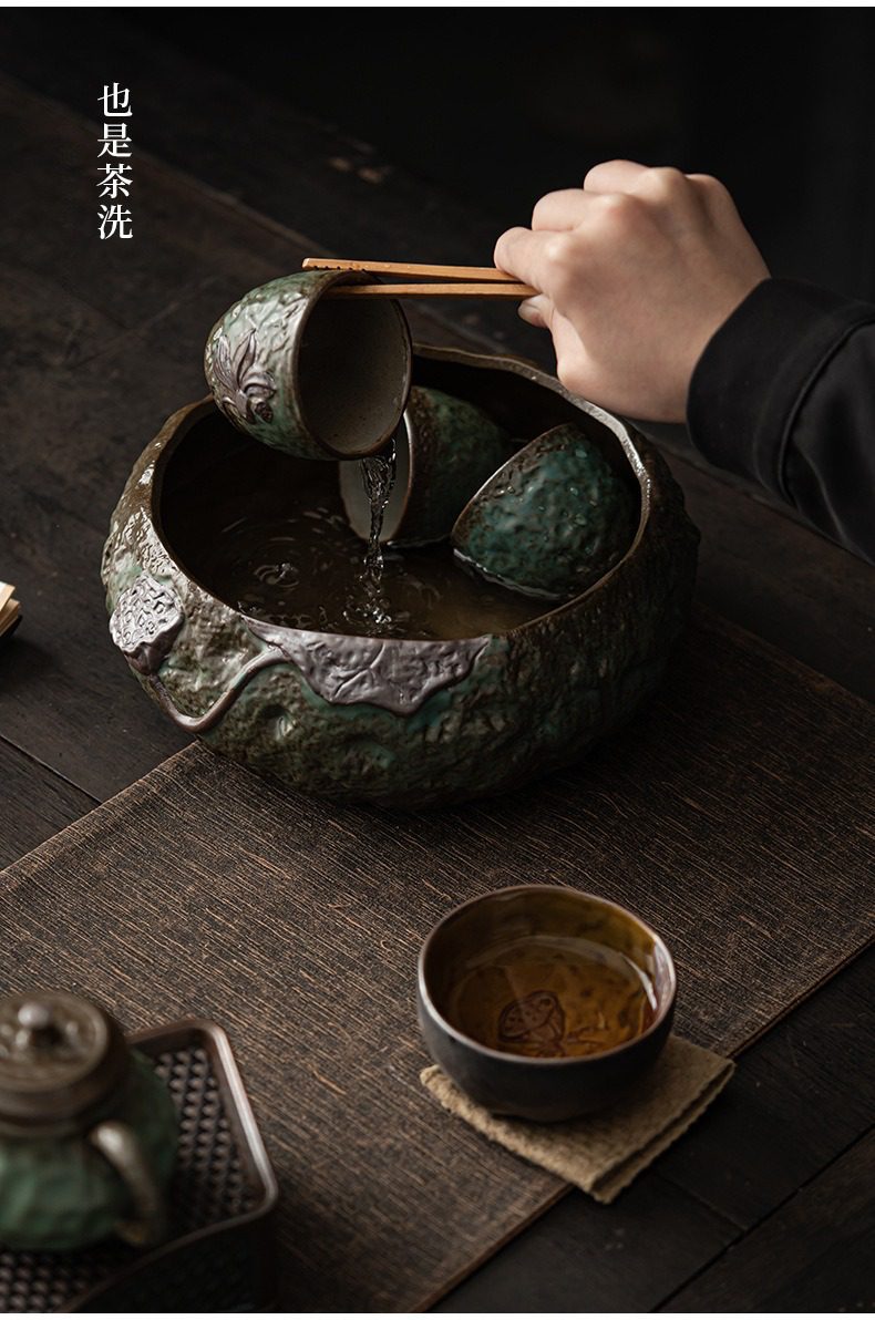 窯變青野茶洗，南山居粗陶茶洗，岩石般紋理配墨綠釉，以竹夾清洗茶杯，展現傳統茶道洗滌之美。
