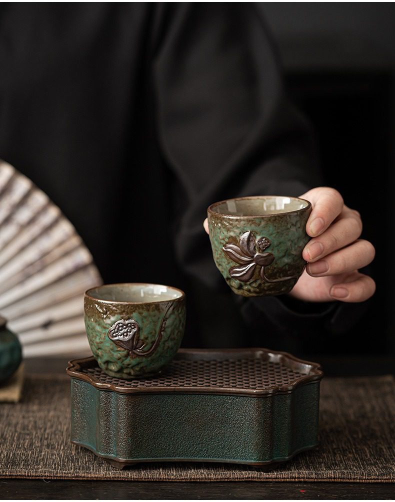 窯變青野品茗杯，南山居手工粗陶蓮花茶杯，翠綠釉面浮雕蓮花圖案，搭配同色茶盤，盡顯禪意茶道美學。