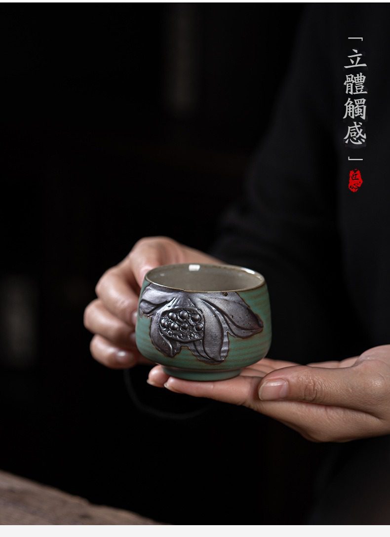 窯變青野圓容品茗杯套組，南山居禪意墨綠陶瓷茶杯，杯身浮雕立體荷花與蓮蓬，展現手工茶具質感。