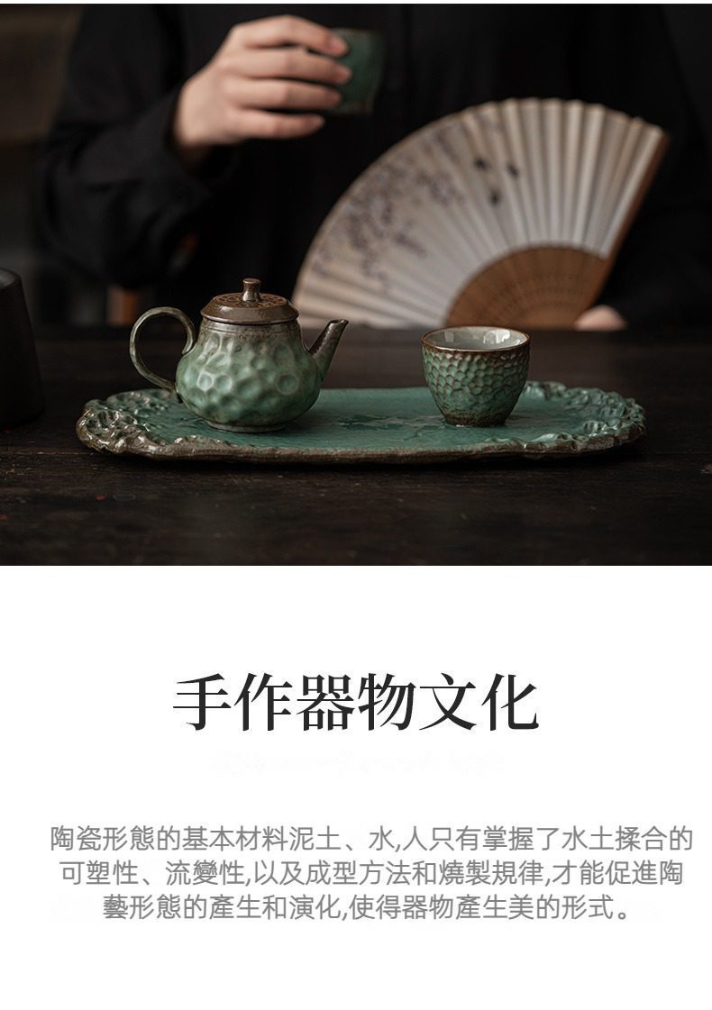 窯變青野泥芳乾泡茶盤，南山居粗陶手作茶具組，包含一顆壺身凹凸有致的復古綠釉茶壺、茶杯與不規則茶盤。