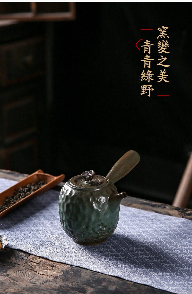 窯變青野錘紋側把壺，南山居窯變綠釉側把壺，壺身仿岩石紋理獨特，搭配木質茶匙與茶葉，展現古樸雅緻的茶道美學。