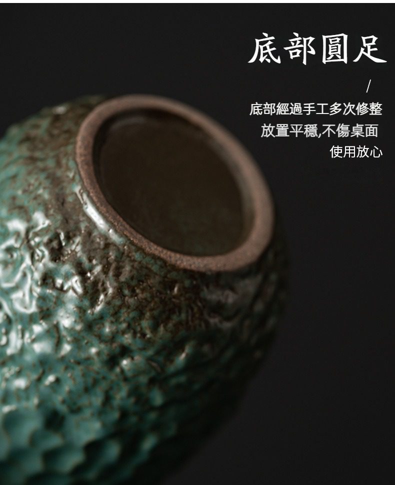 窯變青野茶道六君子，南山居手工粗陶茶罐底部特寫，翠綠窯變釉面呈現古樸質感，圓足平穩不傷桌面。