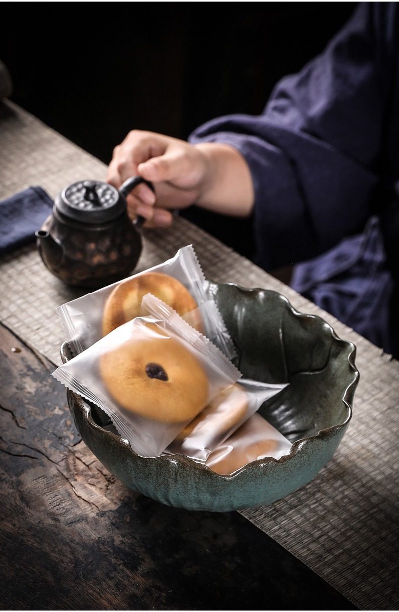 窯變青野荷葉茶洗，南山居手工葉形陶瓷茶點碗，墨綠釉色古樸自然，內含精緻茶點。搭配雅緻茶壺，展現茶席美學。