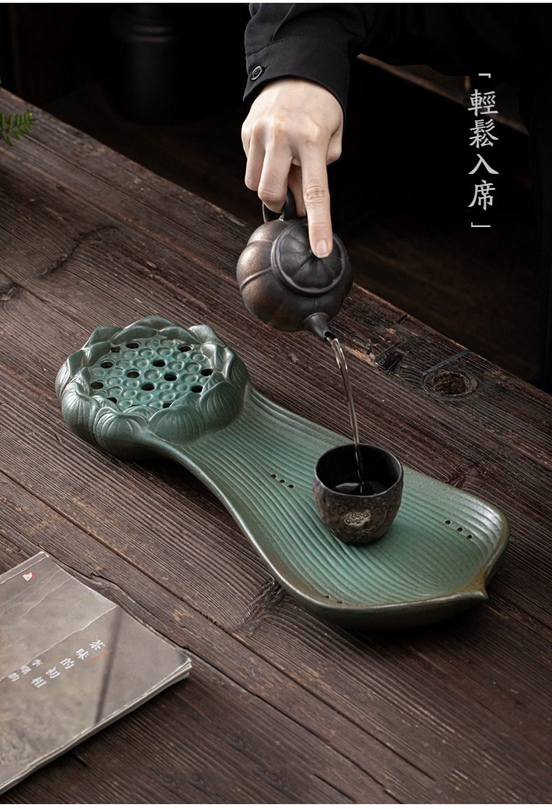 窯變青野心蓮心茶盤，南山居手工仿古黑陶茶壺，將茶湯緩緩注入荷葉造型陶瓷茶盤與茶杯，展現專業茶道美學。