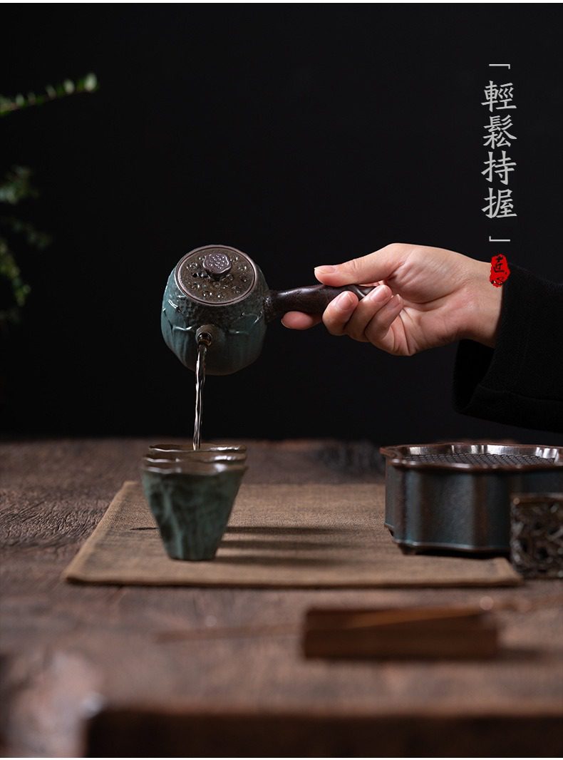 窯變青野蓮香側把壺，南山居手工側把茶壺傾注茶湯入不規則造型茶杯，器身呈現古樸柴燒釉色，線條流暢，展現日式禪意茶具之美。