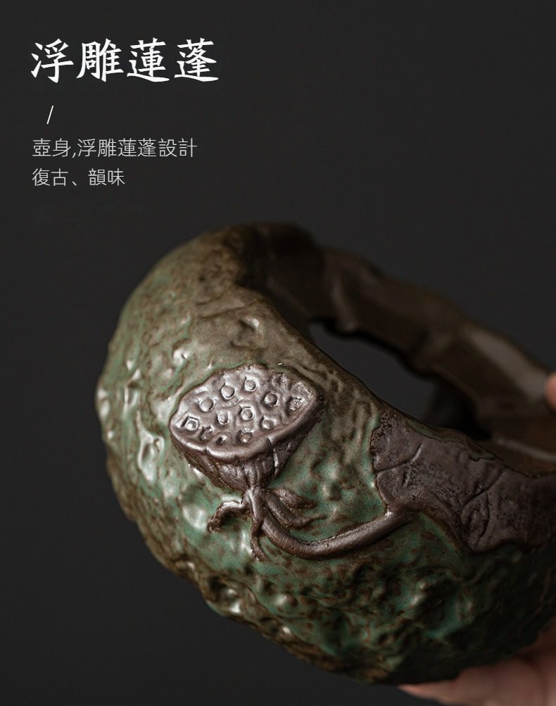 窯變青野溫茶爐，南山居手工粗陶浮雕蓮蓬茶器，壺身飾以深綠釉色與泥繪蓮蓬，質感古樸獨特。