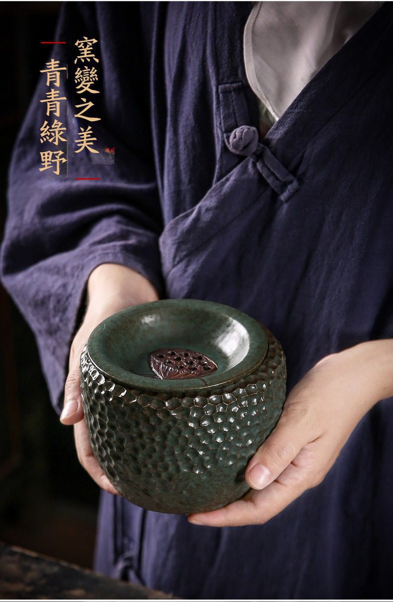 窯變青野蓮蓬建水，南山居手工窯變綠釉香爐，器身具自然凹凸紋理，頂蓋飾精緻蓮蓬造型，散發禪意古樸之美。
