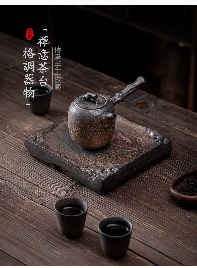 窯變青野壺承，南山居手工粗陶橫把壺，壺身呈現古樸窯變砂金質感，搭配竹節手把與茶盤、茶杯，營造禪意茶席。