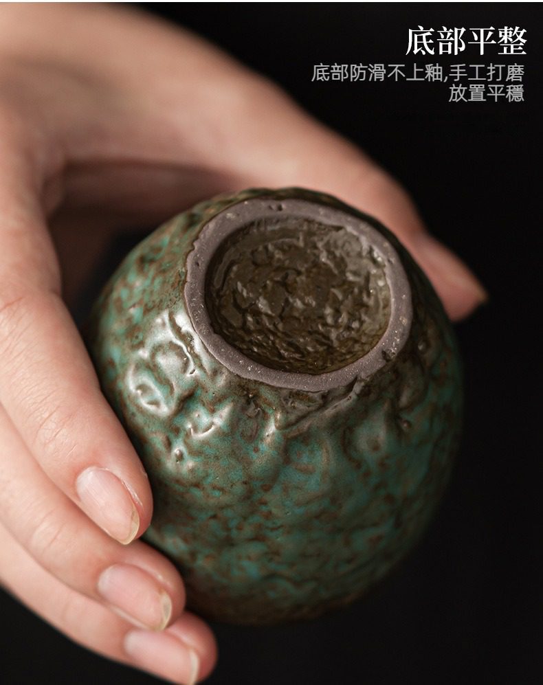 窯變青野品茗杯，南山居手工粗陶茶杯底部特寫，底部不上釉並經手打磨，青綠釉色斑駁，呈現復古柴燒質感。