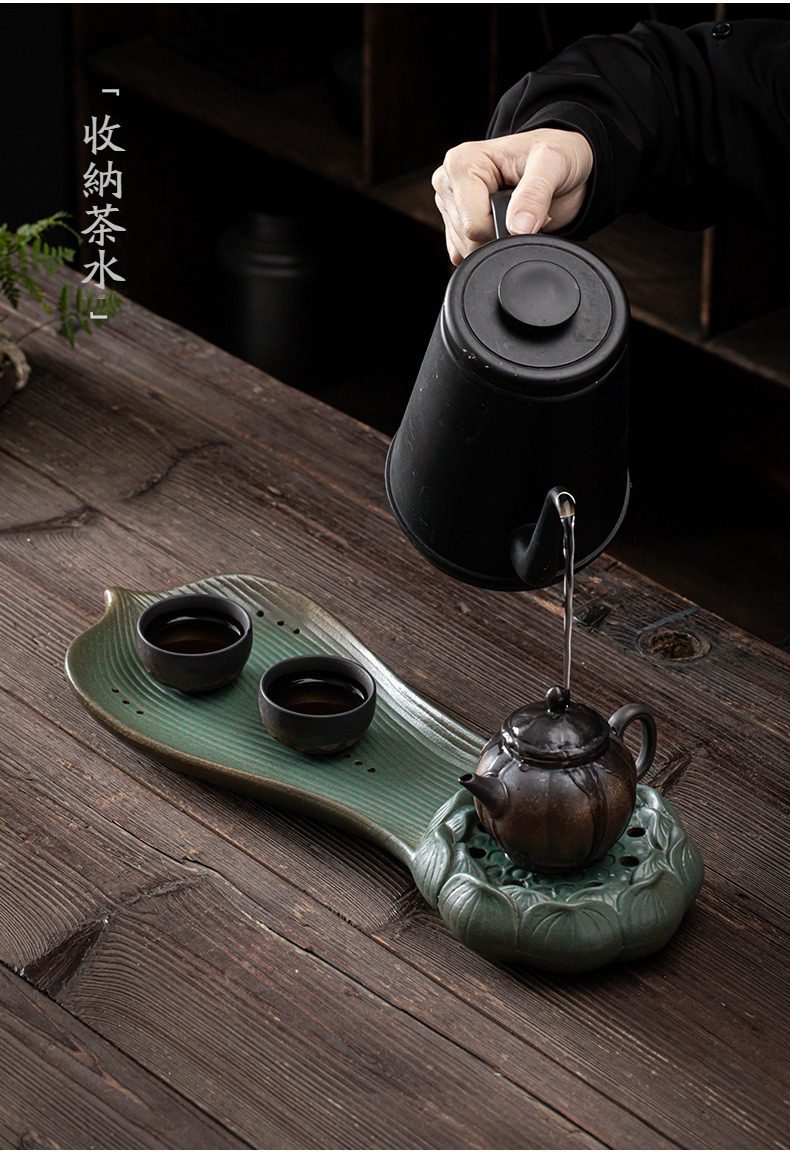 窯變青野心蓮心茶盤，南山居手工陶瓷葉形乾泡茶盤，搭配蓮花茶承與深色茶壺、茶杯，展現優雅專業的茶道美學。