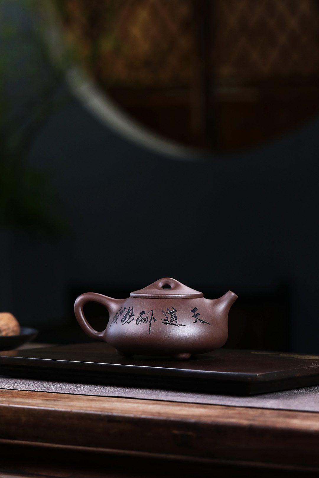 宜興紫砂壺原礦紫泥山水石瓢茶壺(240ml)，南山居手工紫砂刻字壺，器型扁圓雅致，泥色溫潤沉穩，彰顯茶道藝術與品味。