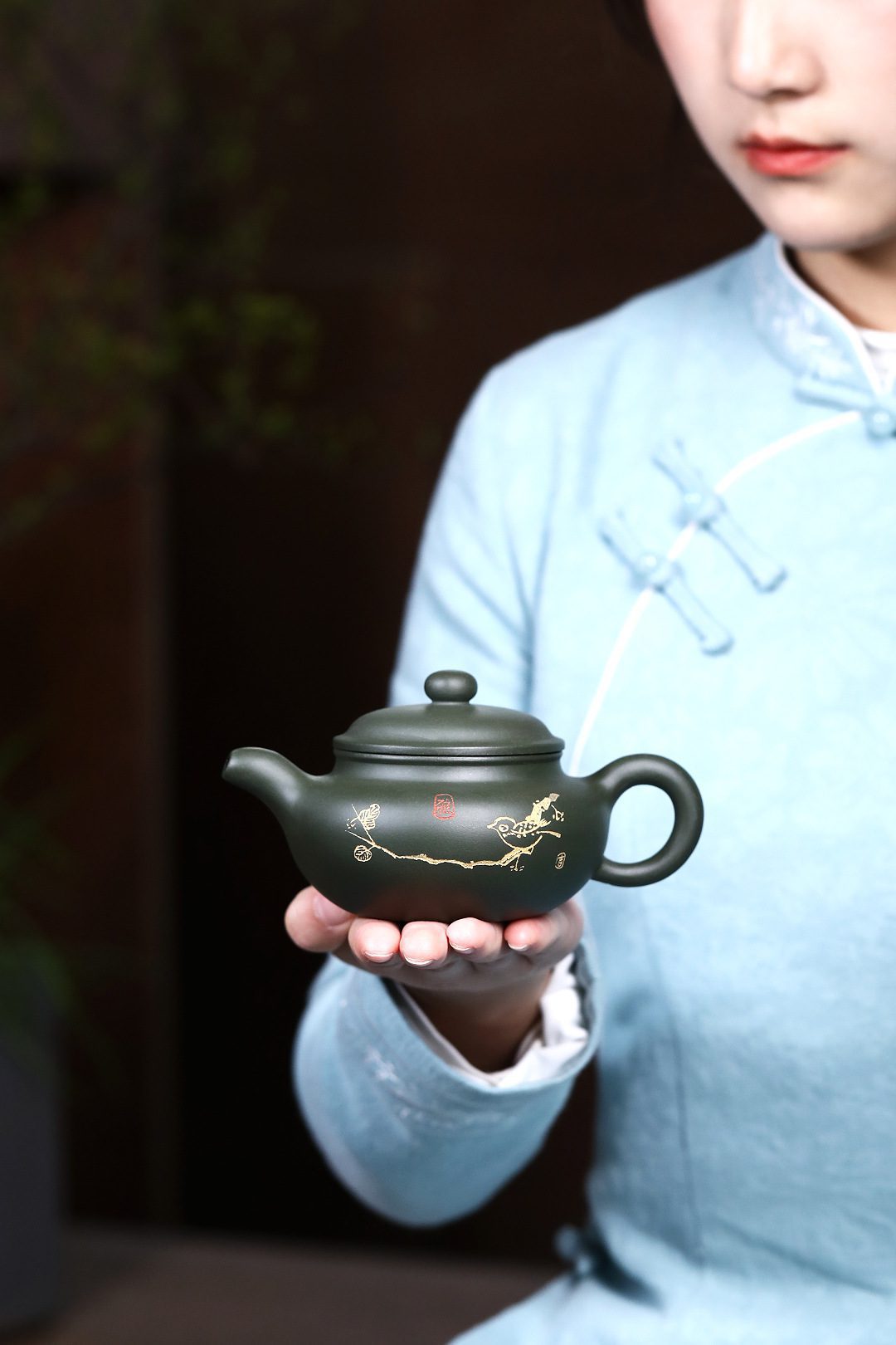 宜興紫砂壺原礦綠泥鳥趣仿古茶壺(250ml)，南山居手工墨綠泥紫砂壺，壺身刻有金繪鳥雀圖案與篆刻印章，展現東方茶具雅緻。