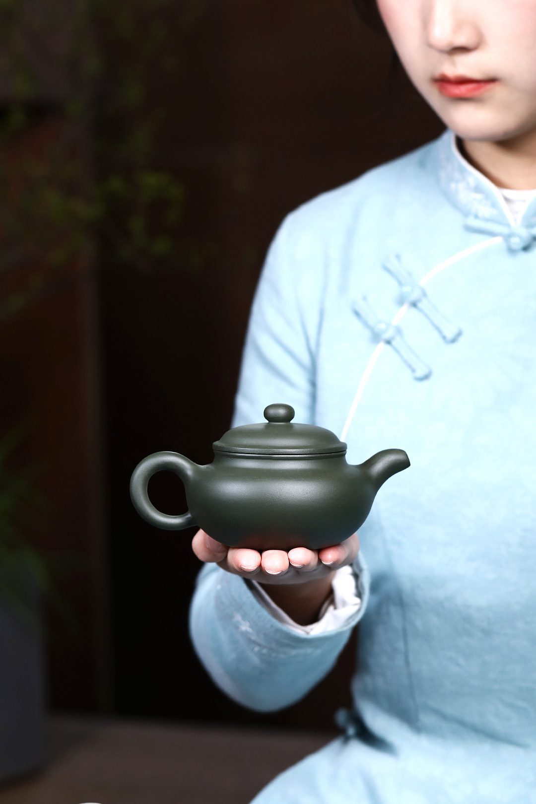 宜興紫砂壺原礦綠泥鳥趣仿古茶壺(250ml)，南山居手工墨綠紫砂壺，器型圓潤飽滿，質感溫潤細膩，彰顯茶道雅趣。