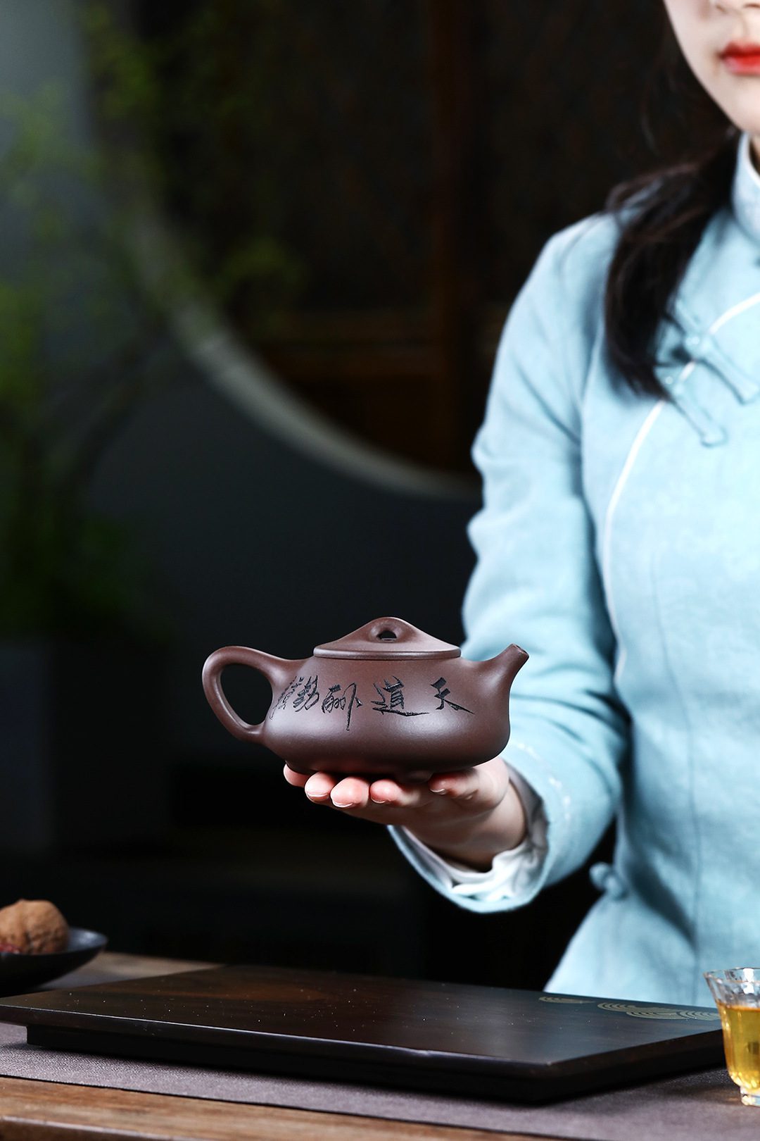 宜興紫砂壺原礦紫泥山水石瓢茶壺(240ml)，南山居手工宜興紫砂壺，壺身扁平刻有「天道酬勤」字樣，泥色深沉溫潤，展現茶具雅緻。