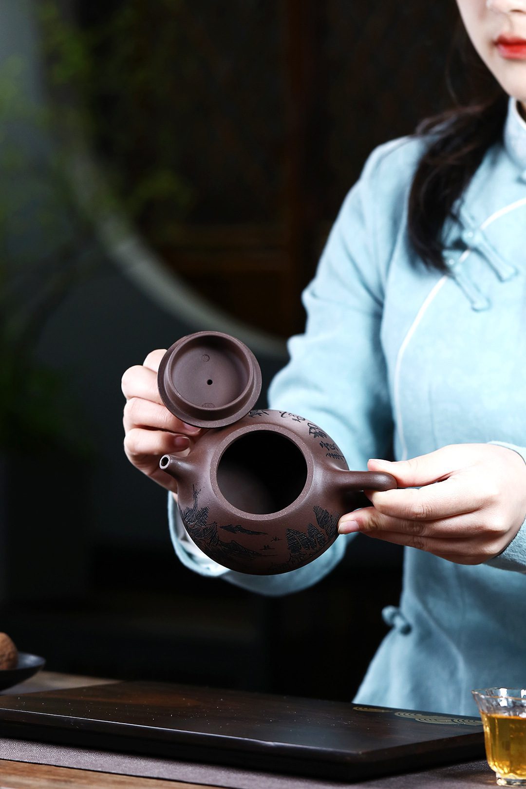 宜興紫砂壺原礦紫泥山水石瓢茶壺(240ml)，南山居手工刻繪紫砂壺，壺身飾有雅緻山水與書法圖案，泥色沉穩內斂，展現茶道工藝美學。