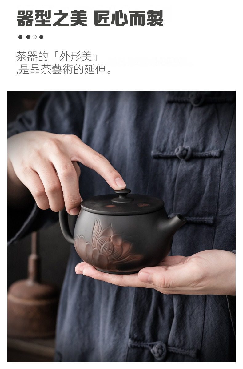 紫陶清溪荷韻茶壺，南山居手工紫砂壺，壺身浮雕優雅荷花圖案，泥色沉穩，展現精湛茶具工藝。