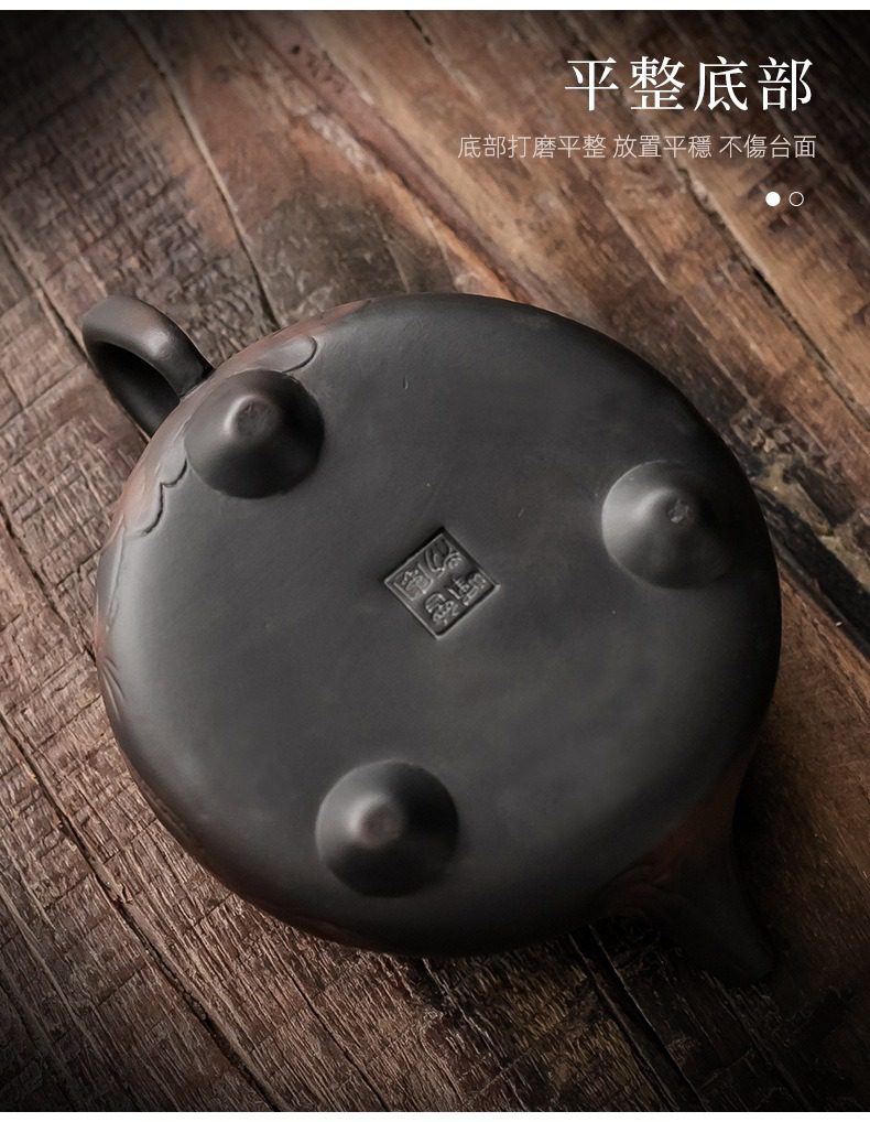 紫陶清溪蓮香茶壺，南山居手工紫砂壺底部特寫，三足設計平穩支撐，壺底印章清晰可見，展現精湛工藝。