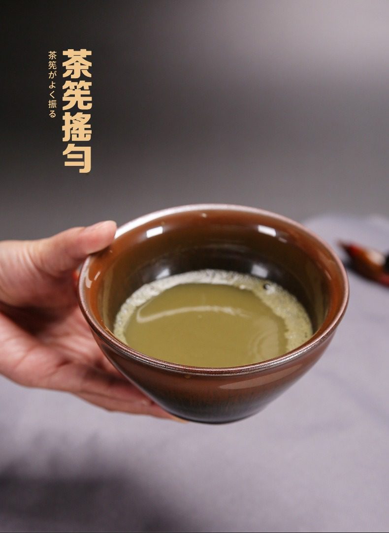 點茶精裝抹茶套組，南山居手工陶瓷抹茶碗，器型質樸溫潤，盛載翠綠茶湯並帶有綿密泡沫