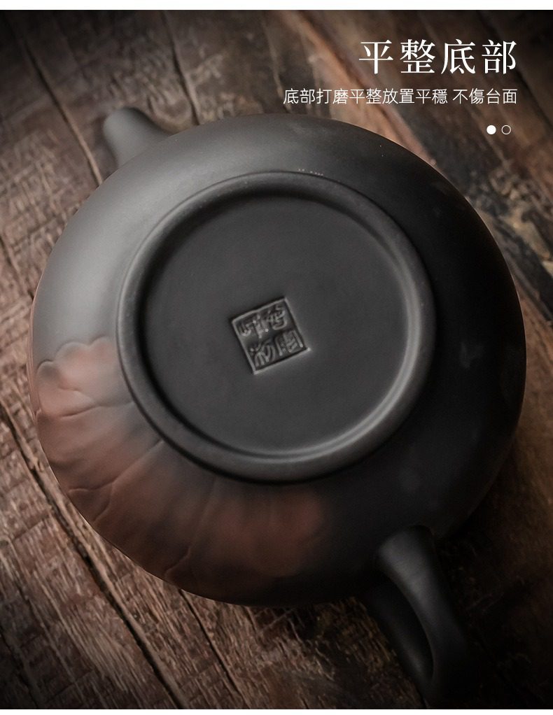 紫陶清溪荷韻茶壺，南山居手工紫砂壺底部特寫，壺底打磨平整細緻，中央刻有作者印章，確保放置穩固，彰顯專業茶具品質。