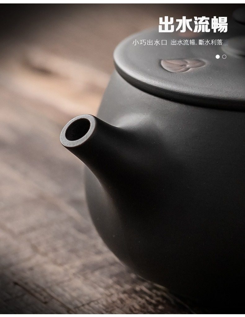 紫陶清溪荷韻茶壺，南山居黑泥紫砂壺，壺嘴線條流暢精巧，色澤沉穩內斂，出水順滑無阻，是優雅品茗的理想茶具。