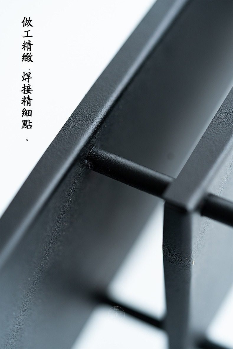 鐵藝茶棚收納展示架，南山居精緻黑色金屬茶具架局部，展示焊接點的細膩工藝與質感磨砂表面，凸顯高品質茶具配件。