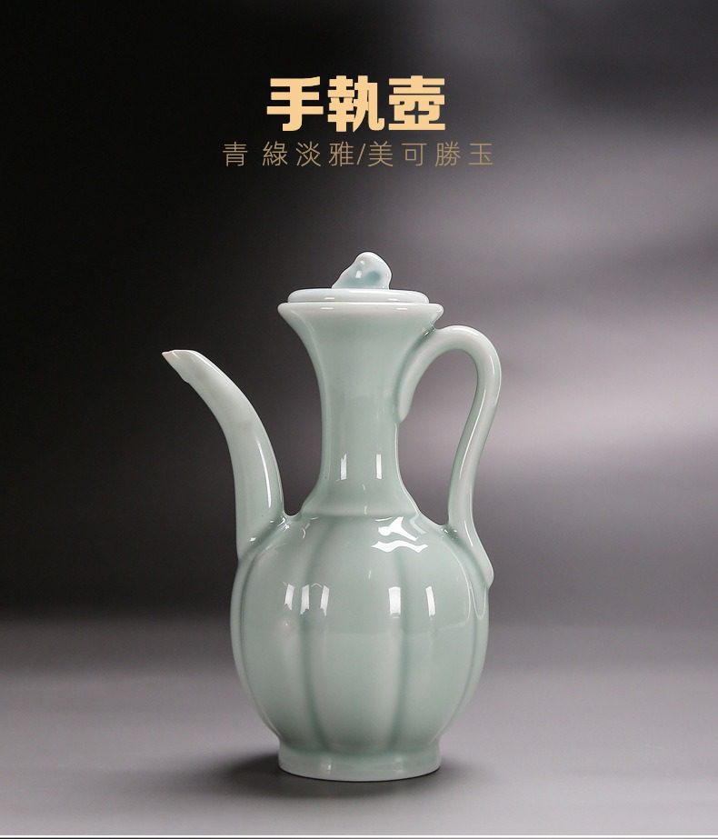 點茶精裝抹茶套組，南山居青釉手執壺，色澤淡雅溫潤，壺身浮雕瓜棱，出水順暢，為高品質茶具精品。
