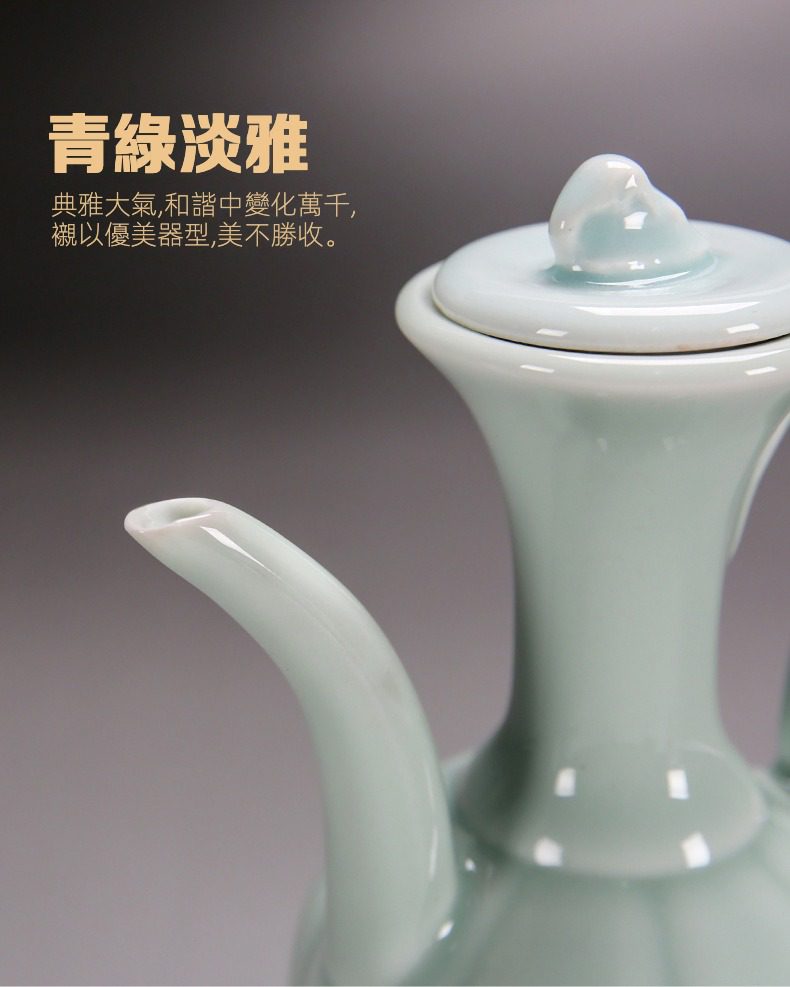 點茶精裝抹茶套組，南山居青瓷茶壺，淡雅青綠釉色溫潤如玉，壺身線條流暢優雅，展現精緻茶具工藝。