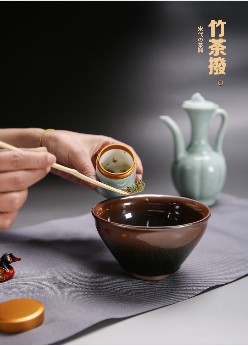 點茶精裝抹茶套組，南山居建盞茶碗與青瓷茶葉罐，搭配竹製茶匙，展現精緻點茶工藝美學。