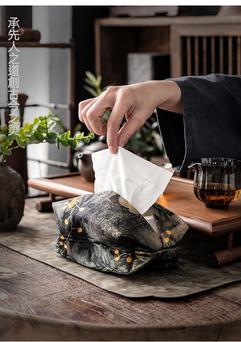 中式面紙盒布袋，南山居茶席用布藝面紙套，深色底綴金黃花果紋，點綴雅緻茶席空間。