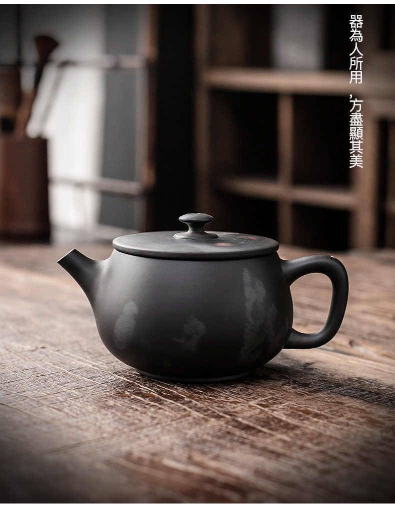 紫陶清溪荷韻茶壺，南山居手工紫砂暗香壺，壺身圓潤飽滿，泥料溫潤沉穩，彰顯東方茶道美學與高品質茶具。