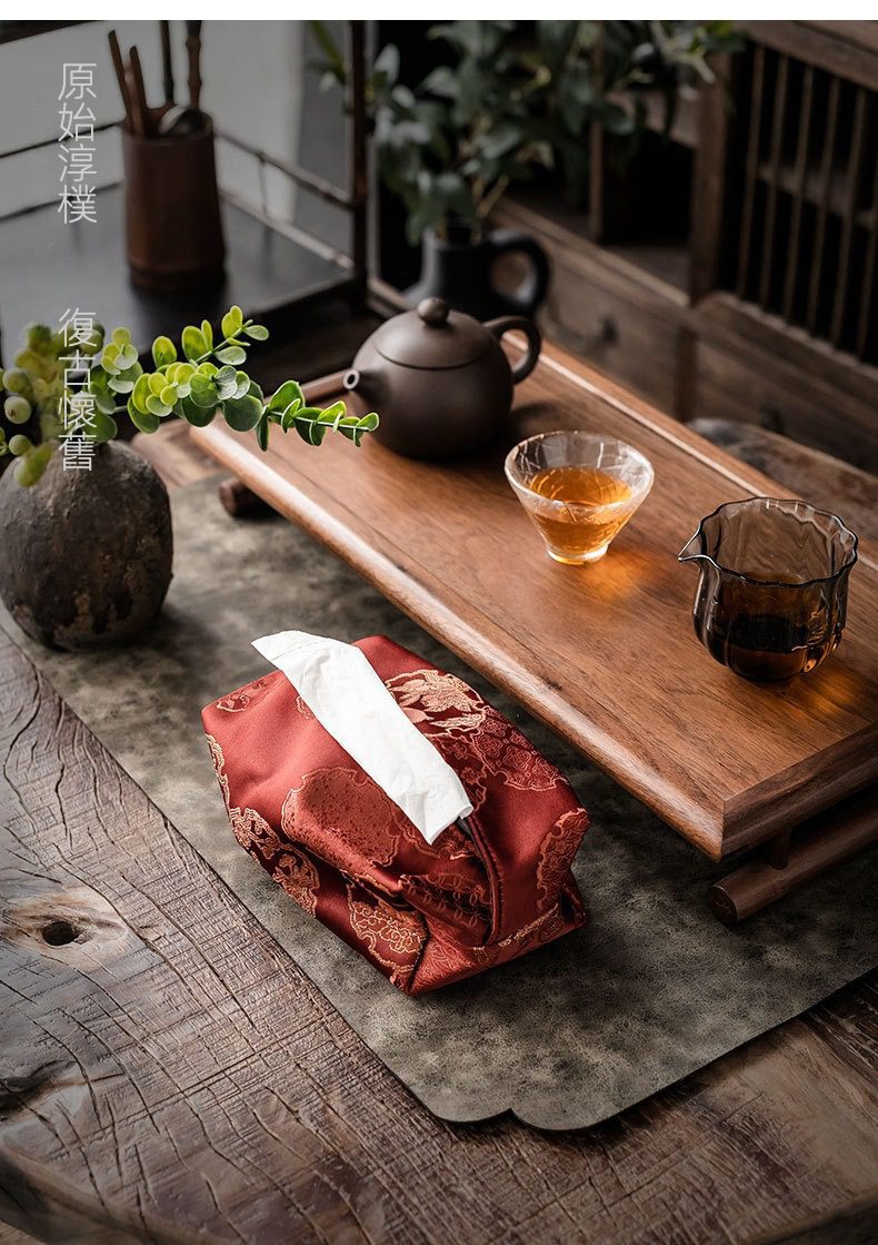 中式面紙盒布袋，南山居精緻織錦面紙盒，搭配紫砂茶壺、玻璃茶杯與木質茶盤，營造典雅茶席空間。
