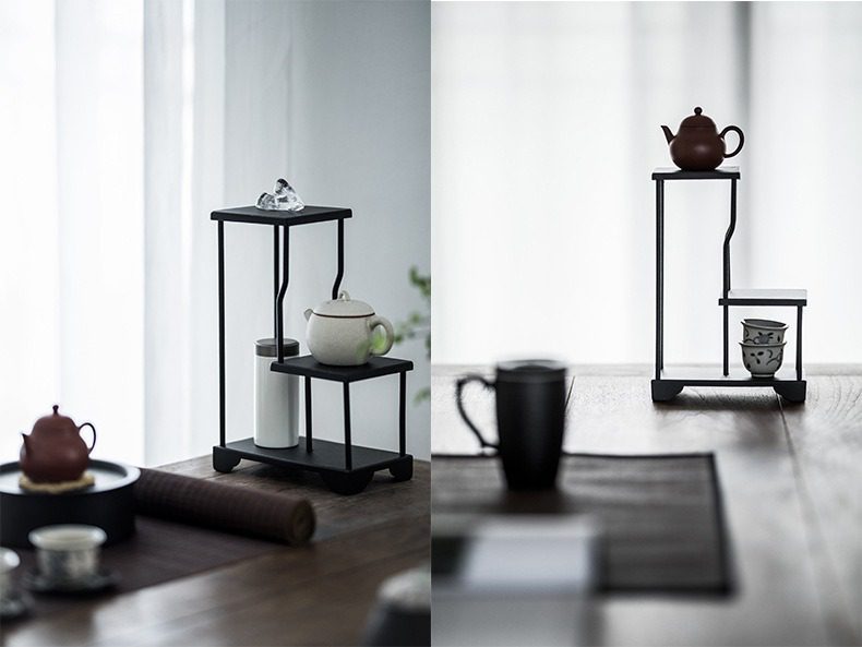 鐵藝茶棚收納展示架，南山居黑色多層茶具展示架，結構簡約優雅，搭配紫砂壺與茶杯，呈現茶席美學。