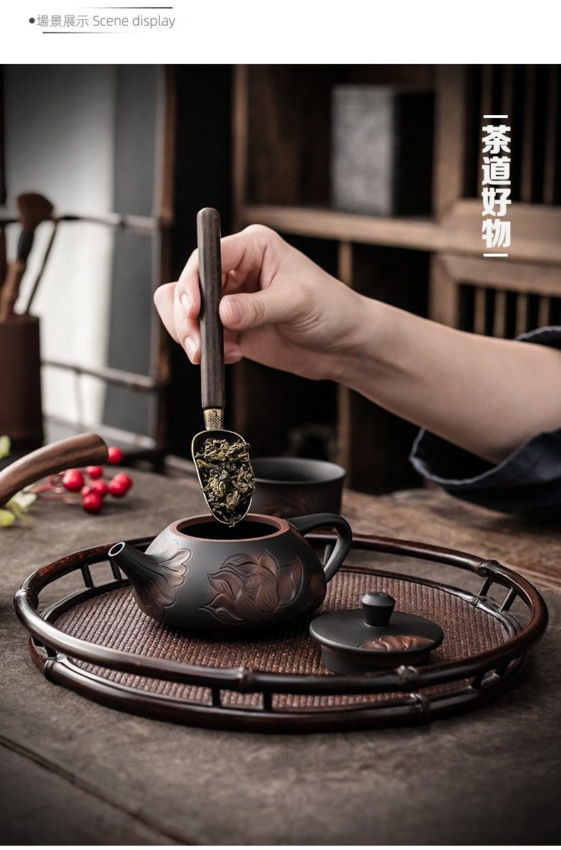 紫陶清溪蓮香茶壺，南山居精緻荷花雕刻紫砂壺，搭配手工木質茶則，正將烏龍茶葉緩緩投入壺中。