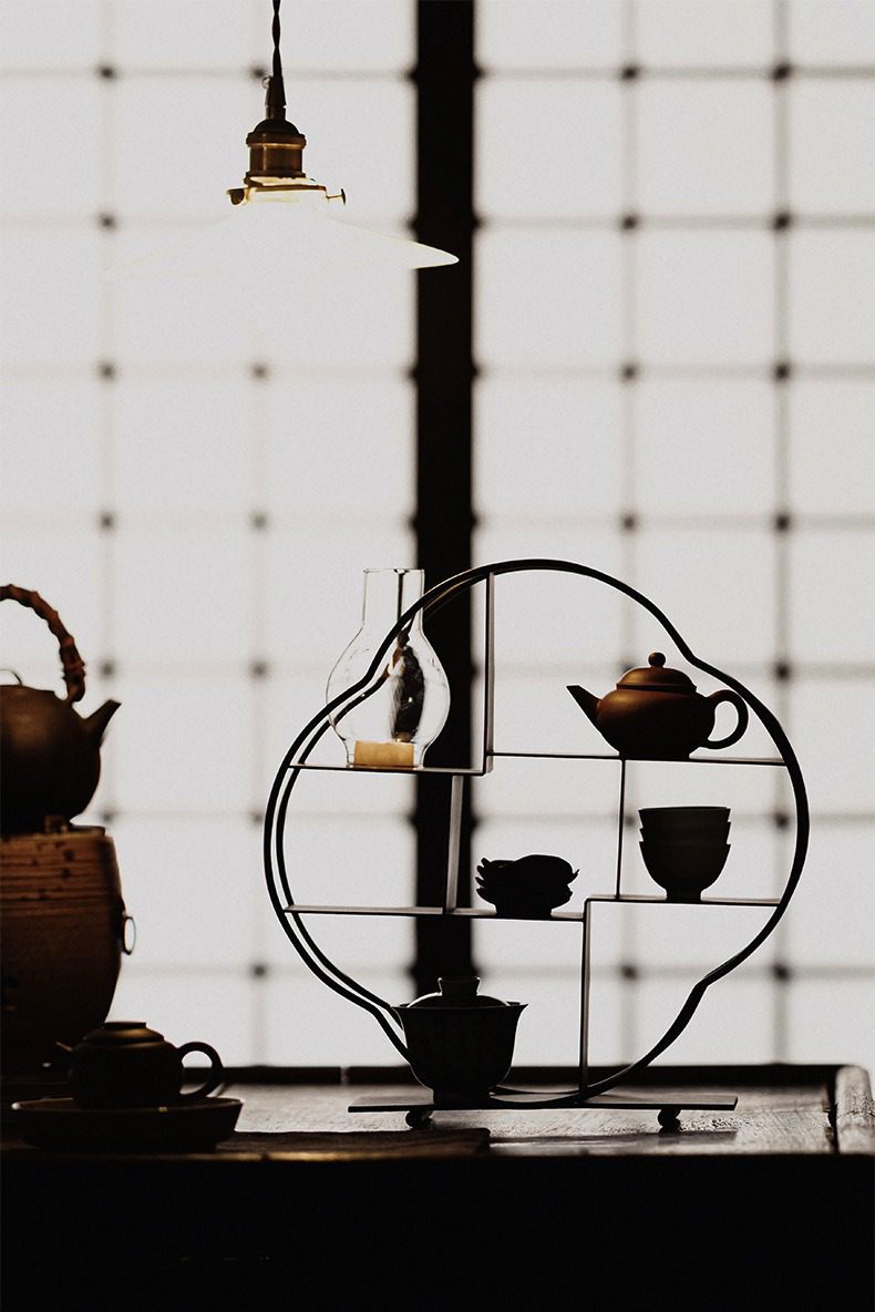 日式鐵藝海棠茶棚，南山居優雅茶具展示架，陳列紫砂壺、茶杯、蓋碗等精緻茶具，展現茶道美學。
