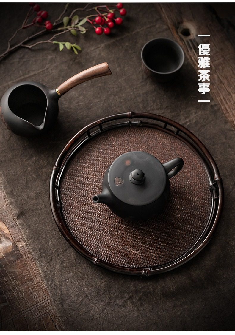 紫陶清溪荷韻茶壺，南山居紫砂茶具組，包含黑色泥料小品壺、竹編茶盤、木柄公道杯與茶杯。