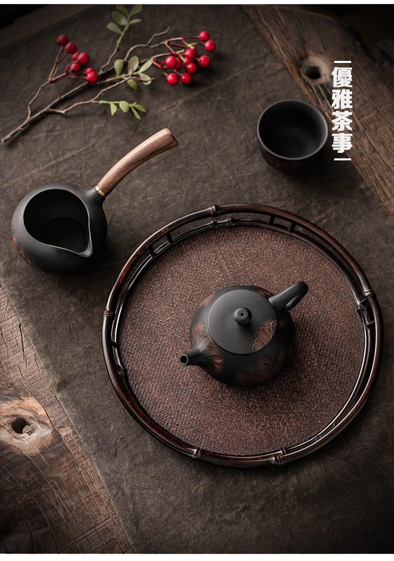 紫陶清溪蓮香茶壺，南山居雅致黑泥茶壺組，含雕花茶壺、木柄公道杯、小茶杯與竹編茶盤，風格古樸禪意。