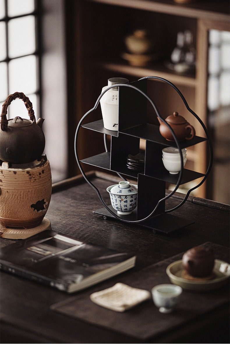 日式鐵藝海棠茶棚，南山居金屬多層茶具展示架，擺放紫砂壺、青花蓋碗、陶罐與茶杯，盡顯茶道雅趣。