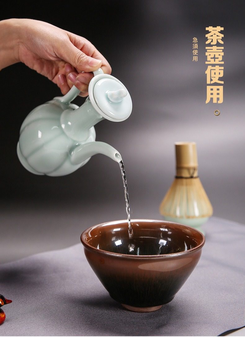 點茶精裝抹茶套組，南山居天青色陶瓷瓜棱茶壺，壺身紋理雅緻，注水流暢，展現茶道美學。