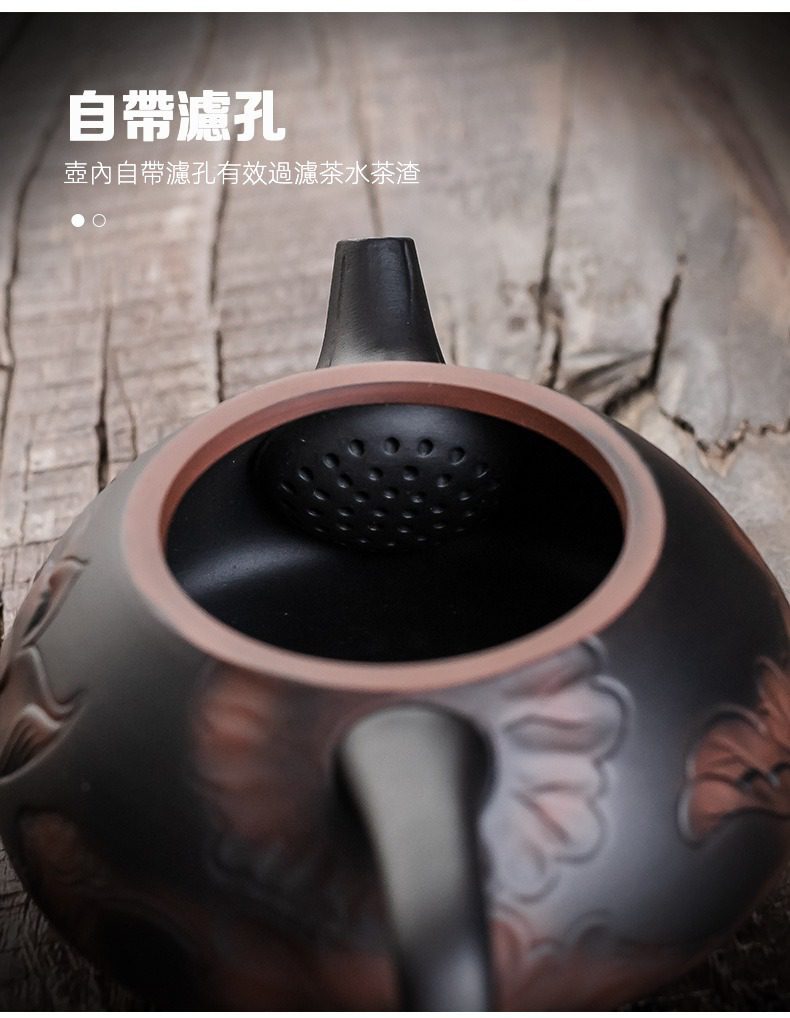 紫陶清溪蓮香茶壺，南山居紫砂茶壺內建濾孔，壺身精緻浮雕荷花圖案，展現手工茶具之美。