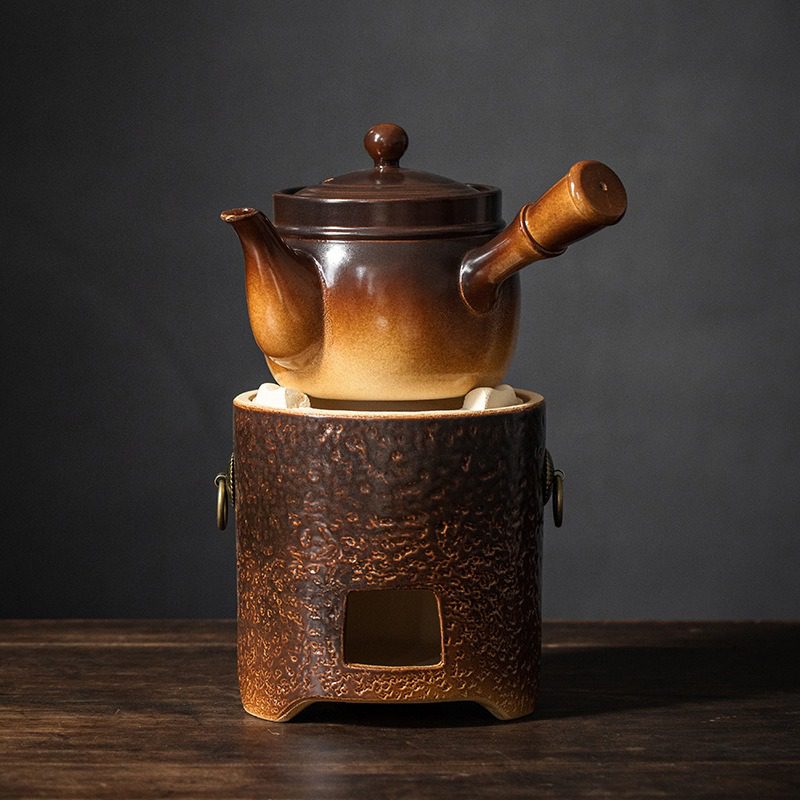 漸變炭火溫茶爐，南山居手工粗陶側把煮茶器套組，陶壺與溫茶爐呈深淺褐色漸層釉，展現古樸禪意。