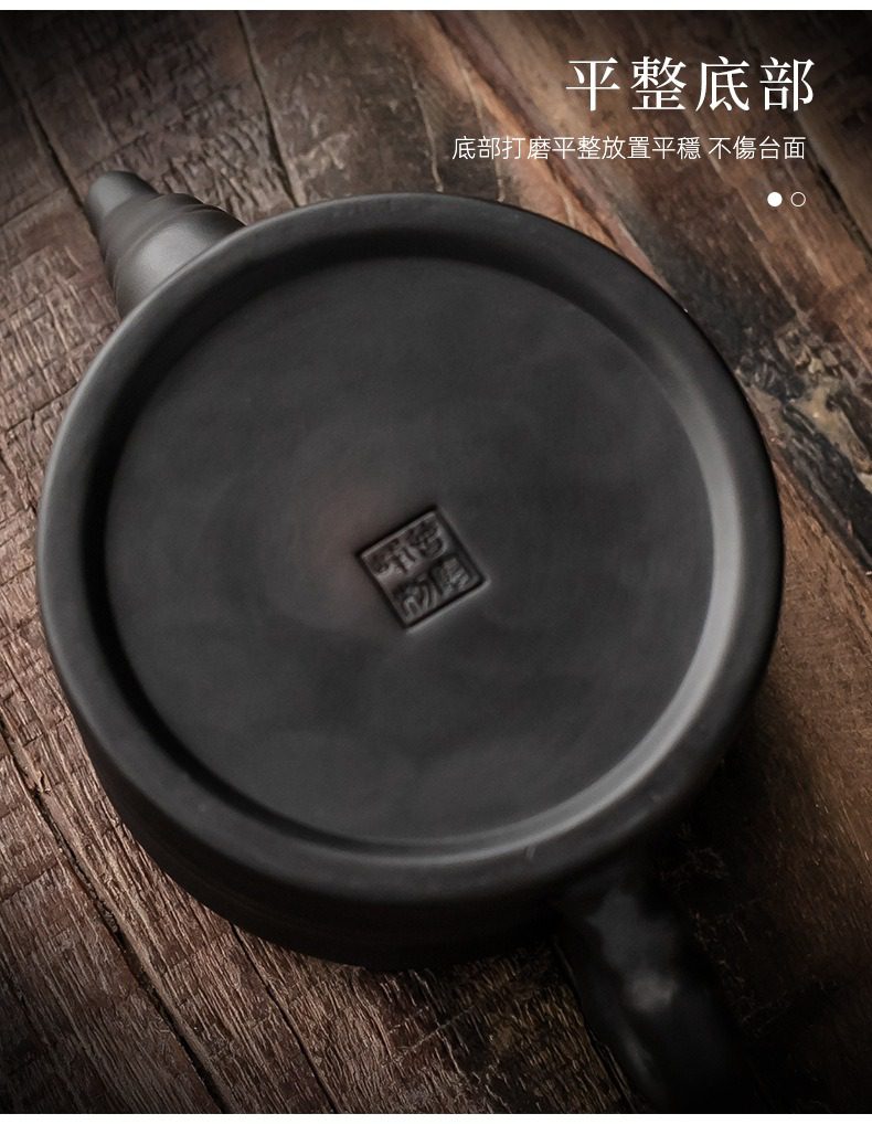 紫陶清溪竹韻茶壺，南山居深色紫砂壺底部，壺底平整穩固，中央刻有精美手工印款，展現匠心細節。