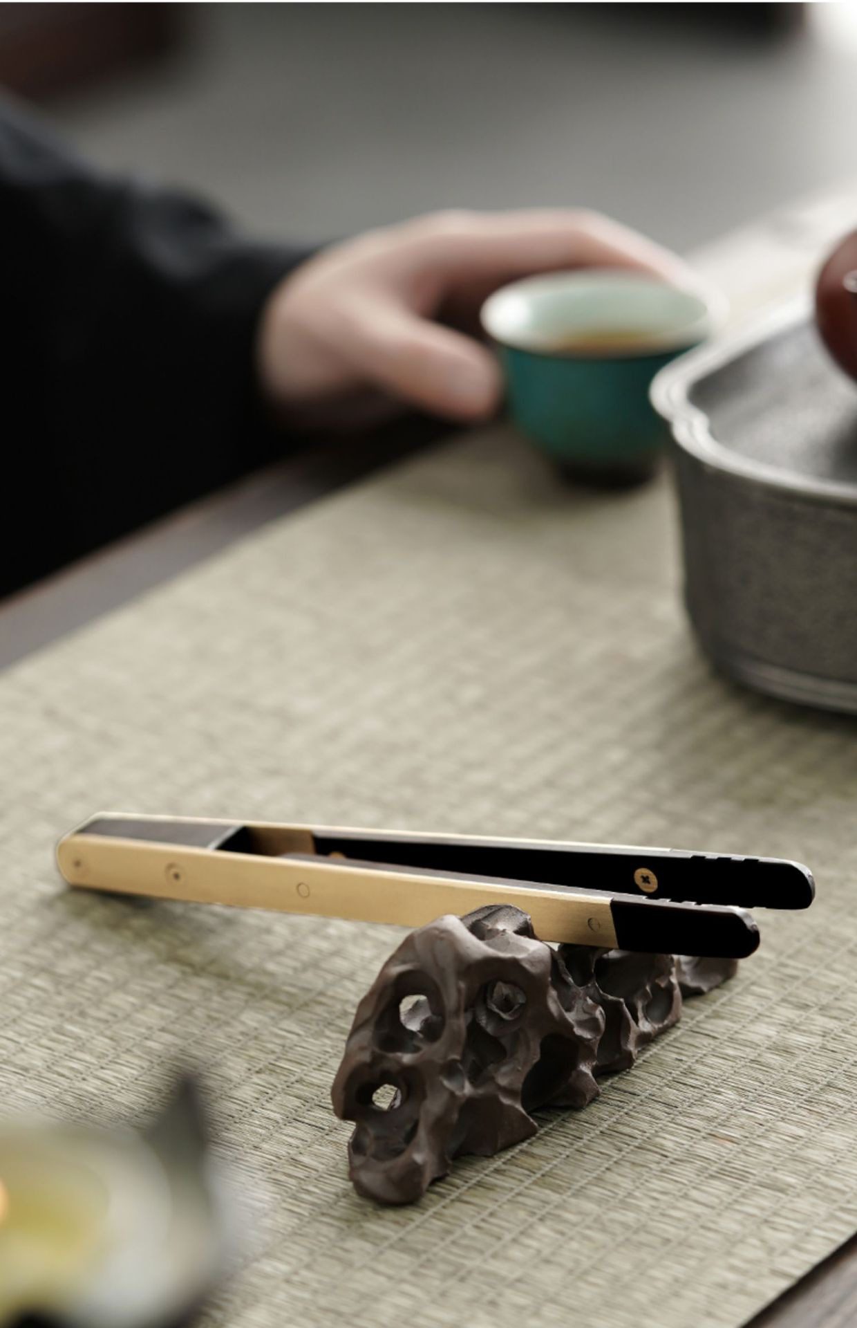 紫光檀銅木茶夾，南山居精選竹木茶夾，搭配雅致雕花茶具座，展現茶席精緻美學。