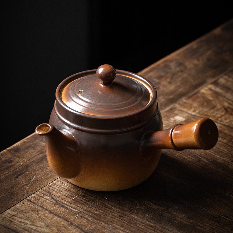漸變炭火溫茶爐，南山居手工陶瓷橫把壺，壺身圓潤飽滿，漸層釉色溫潤古樸，方便持握泡茶。