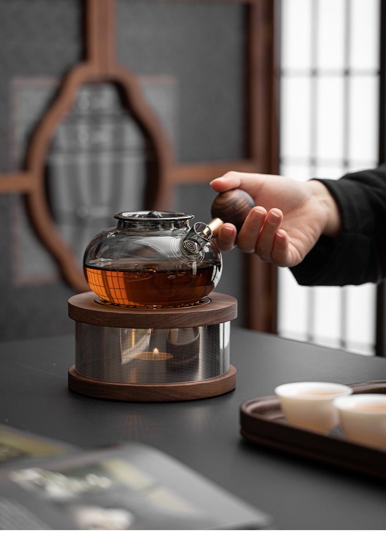 胡桃木溫茶爐，南山居耐熱玻璃公道杯與黑胡桃木溫茶器，壺身圓潤清透，溫茶器燭光暖暖。